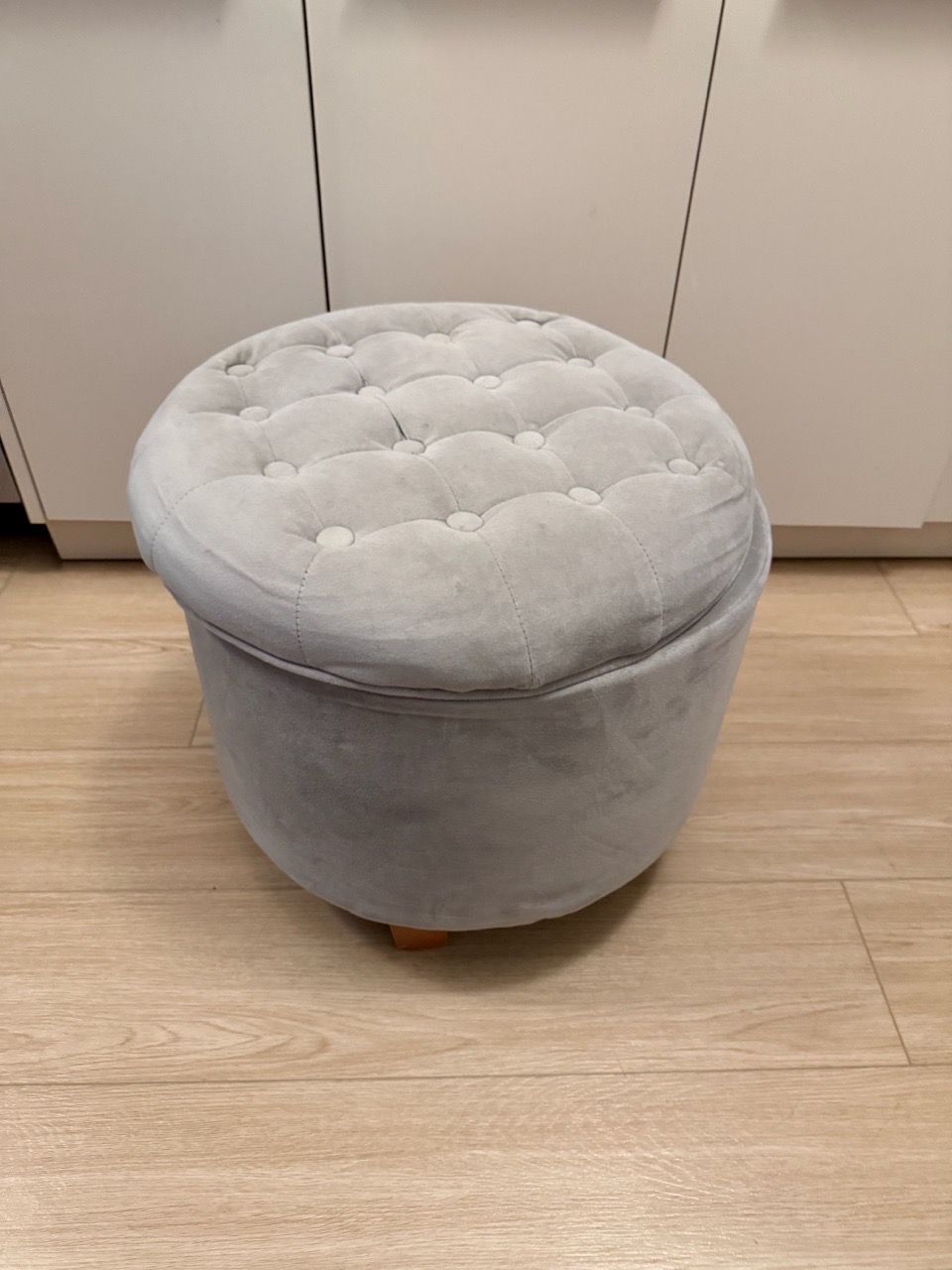 Light Gray Tufted Round Storage Ottoman 17.5” – Used