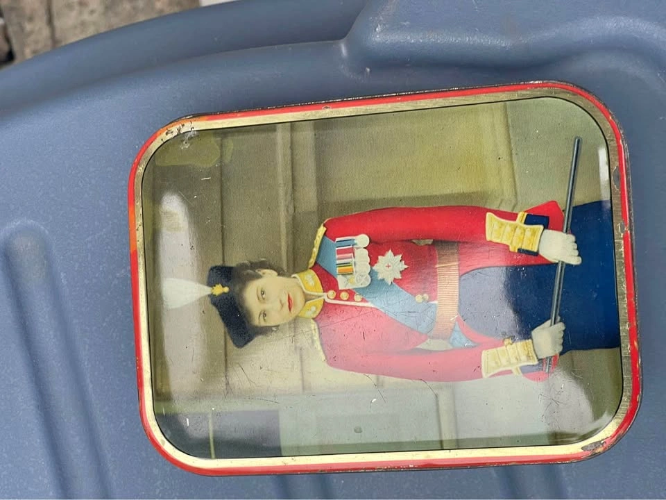 Queen Elizabeth tin - collectible vintage