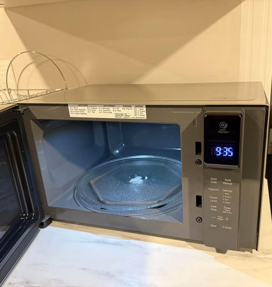 LG NeoChef Microwave - photo 2