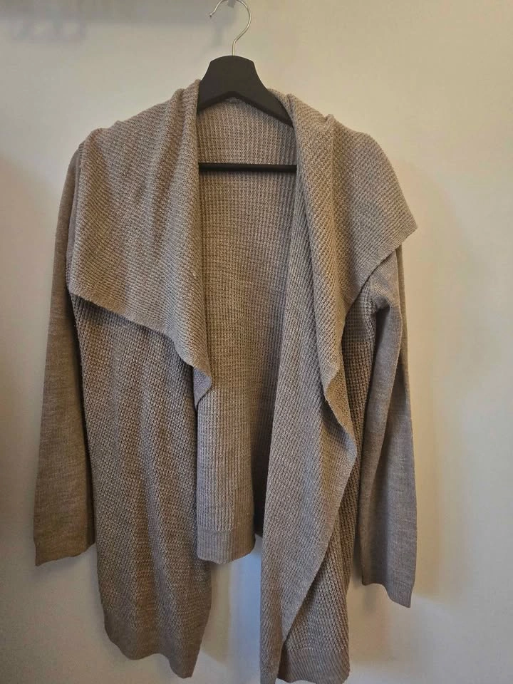 Womens shirt & sweaters $5 - photo 2