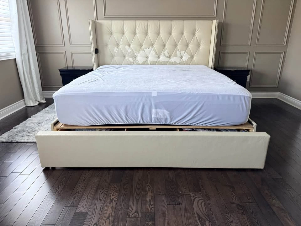 King bed set with mattress and 2 night tables - photo 2