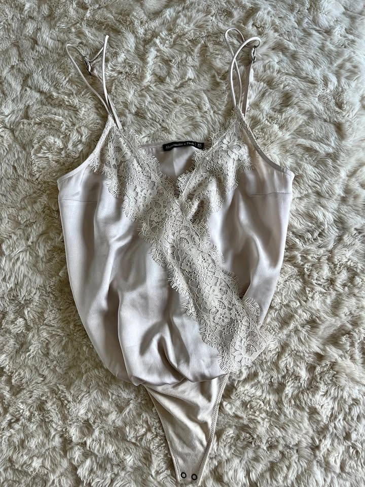 Abercrombie & Fitch Lace Bodysuit XS - Cream