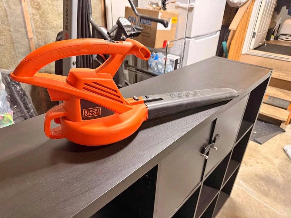 Black and Decker, plug in leaf blower