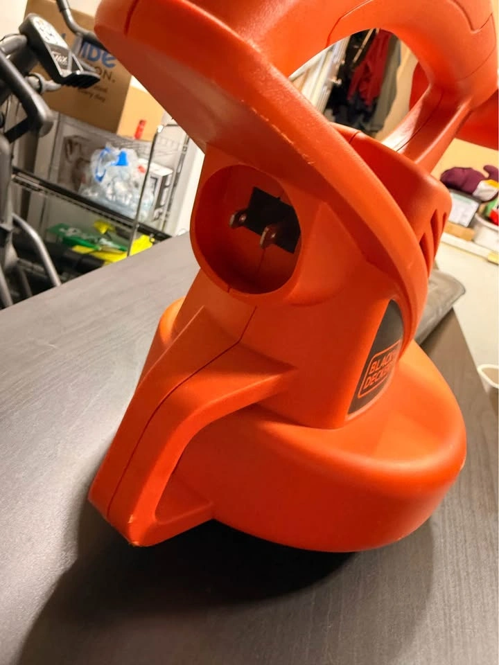 Black and Decker, plug in leaf blower - photo 2