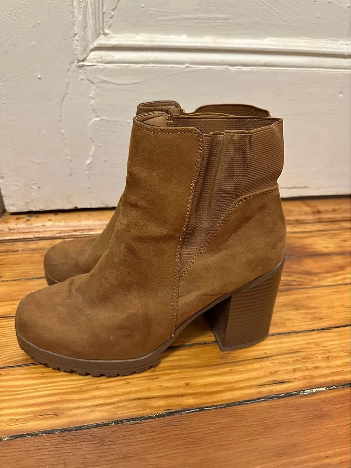 Brown Faux Suede Chelsea Ankle Heeled Boots. Women’s Size 8.