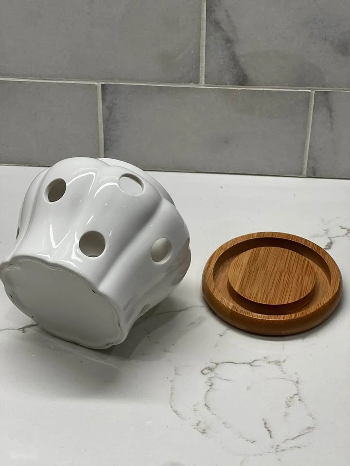 White Ceramic Garlic Keeper / Vent Container with Wooden Lid - photo 3