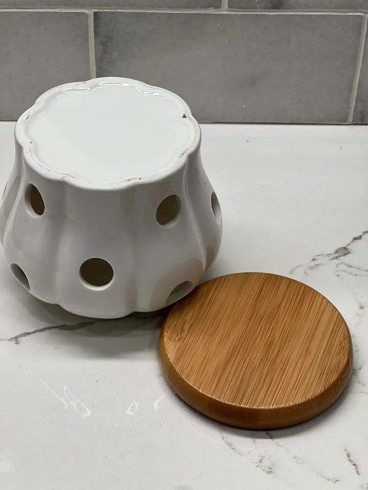 White Ceramic Garlic Keeper / Vent Container with Wooden Lid - photo 4