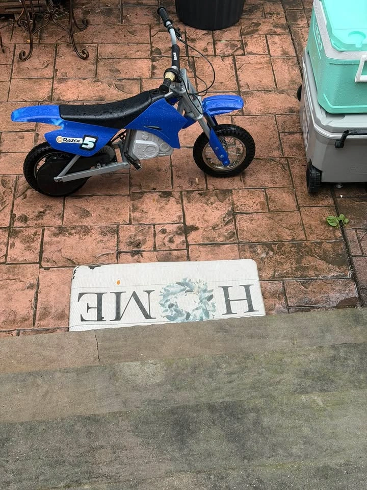 Razor Electric Dirt Bike - photo 3