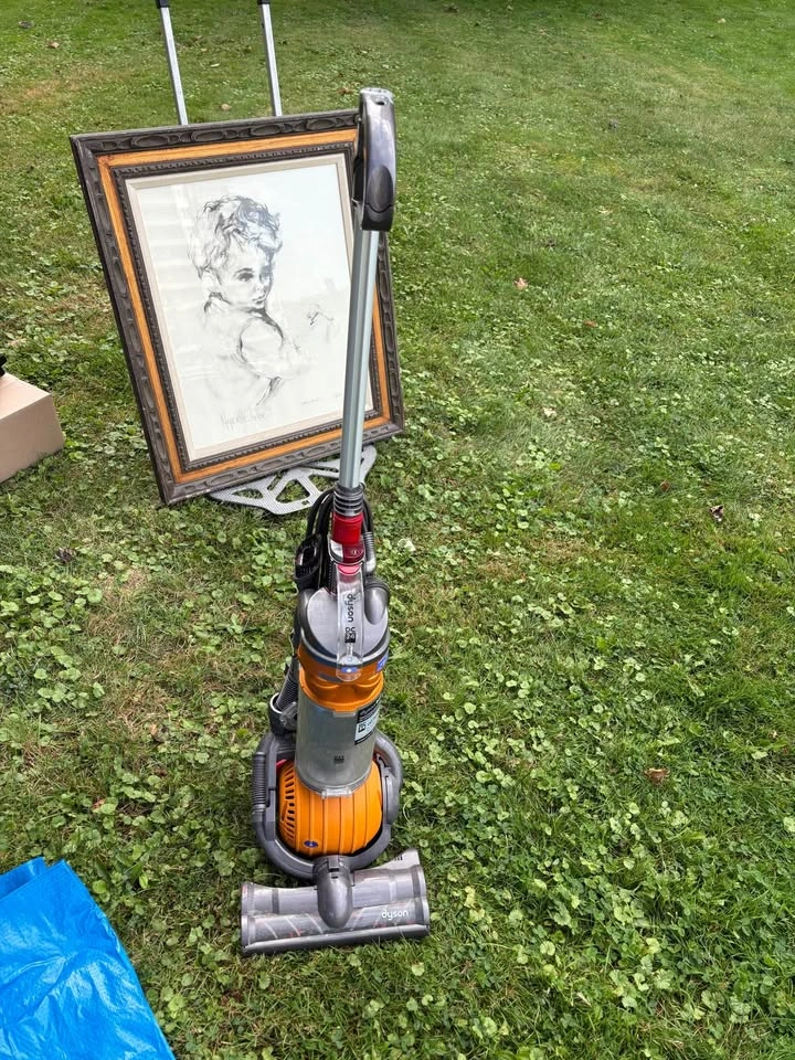 Dyson DC24 Vacuum – Fully Working – Needs Belt Replacement - photo 2
