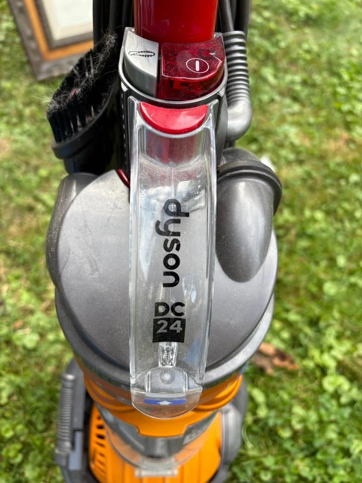 Dyson DC24 Vacuum – Fully Working – Needs Belt Replacement - photo 4