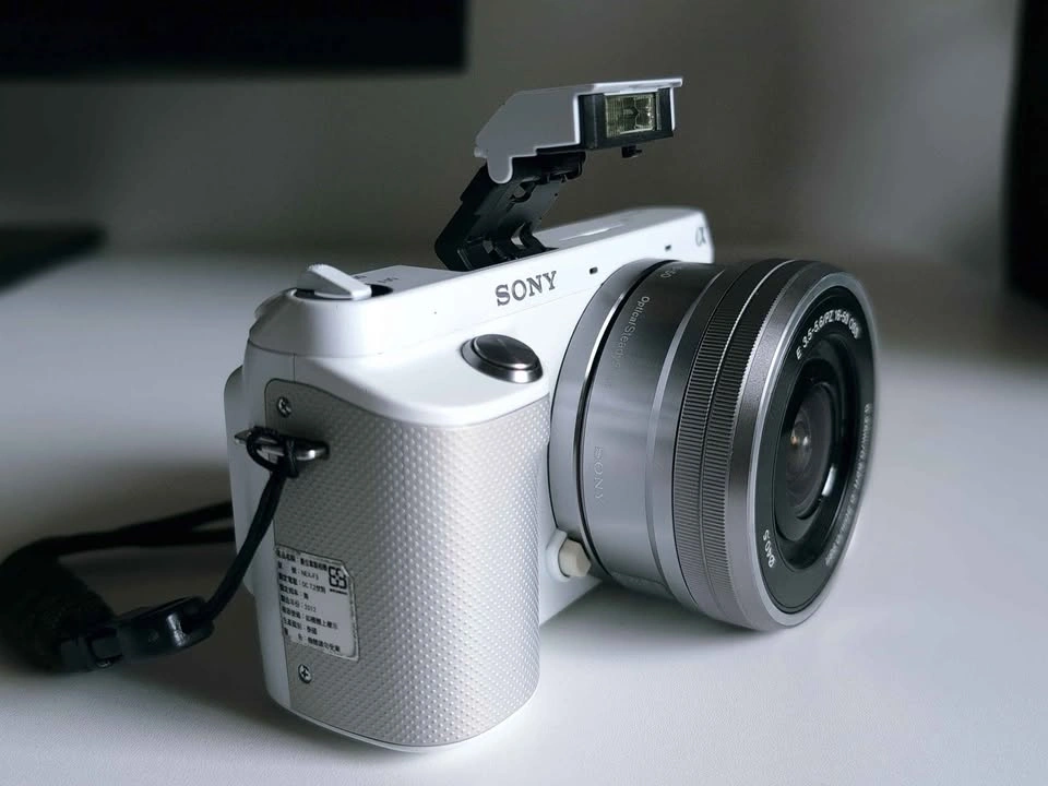 Sony NEX-F3 White Mirrorless Camera with 16-50mm Lens - photo 3