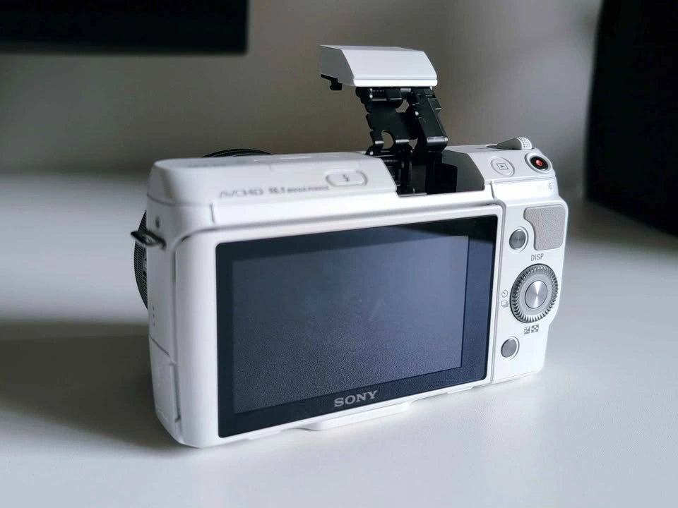 Sony NEX-F3 White Mirrorless Camera with 16-50mm Lens - photo 4