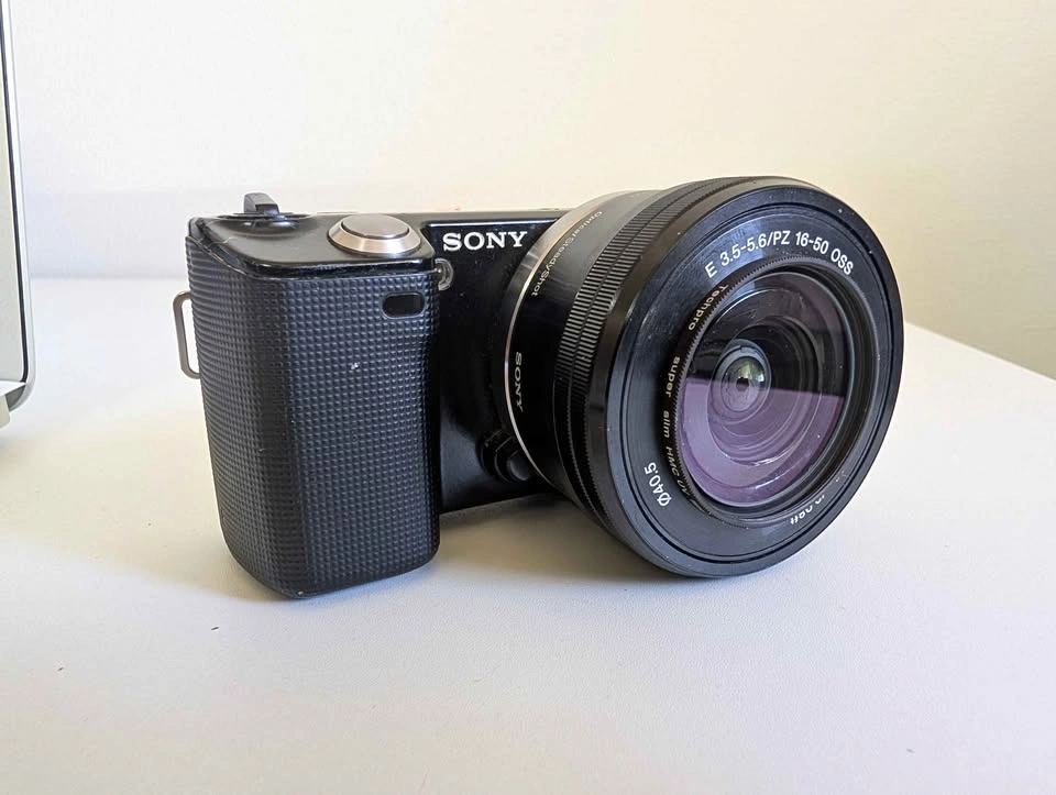 Sony NEX-5 Camera with 16-50mm Lens