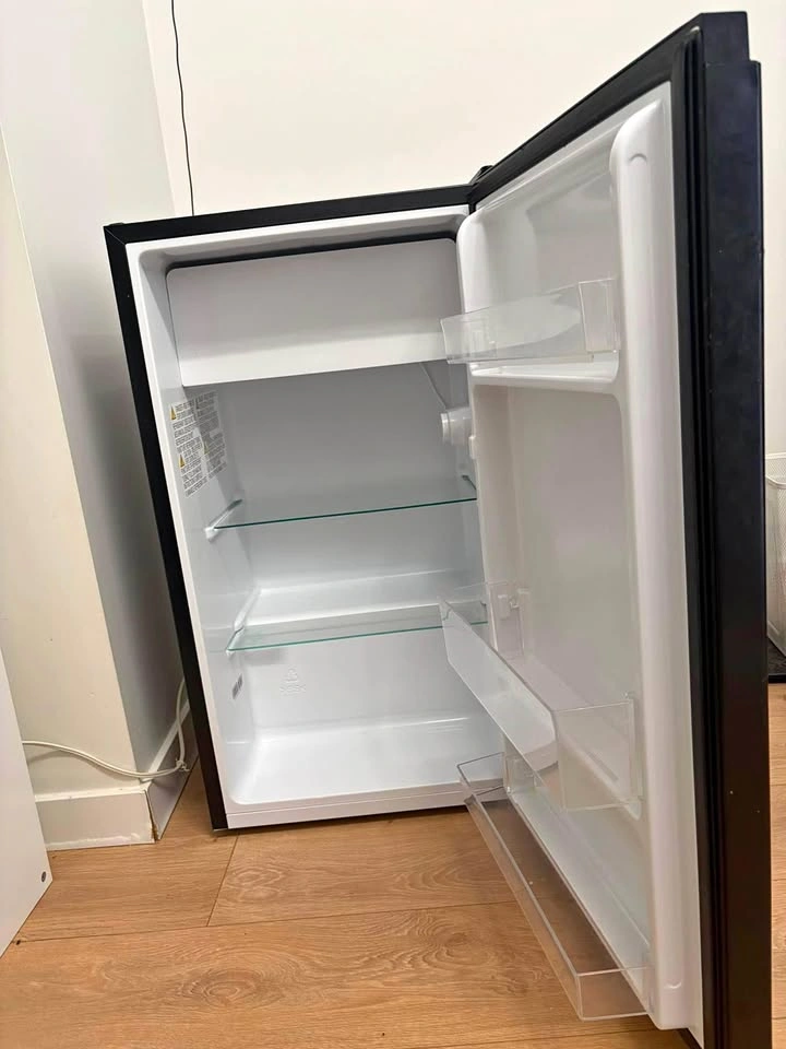 Hisense 3.3 cu ft. Black Compact Fridge with Reversible Door