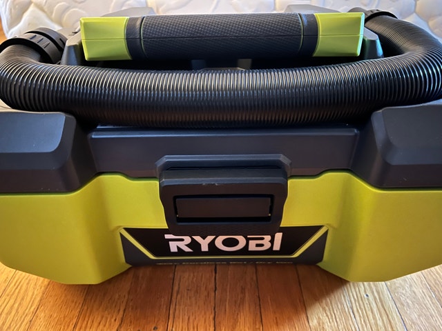Ryobi 3 gal wet/dry cordless shop vac with battery/charger - photo 2