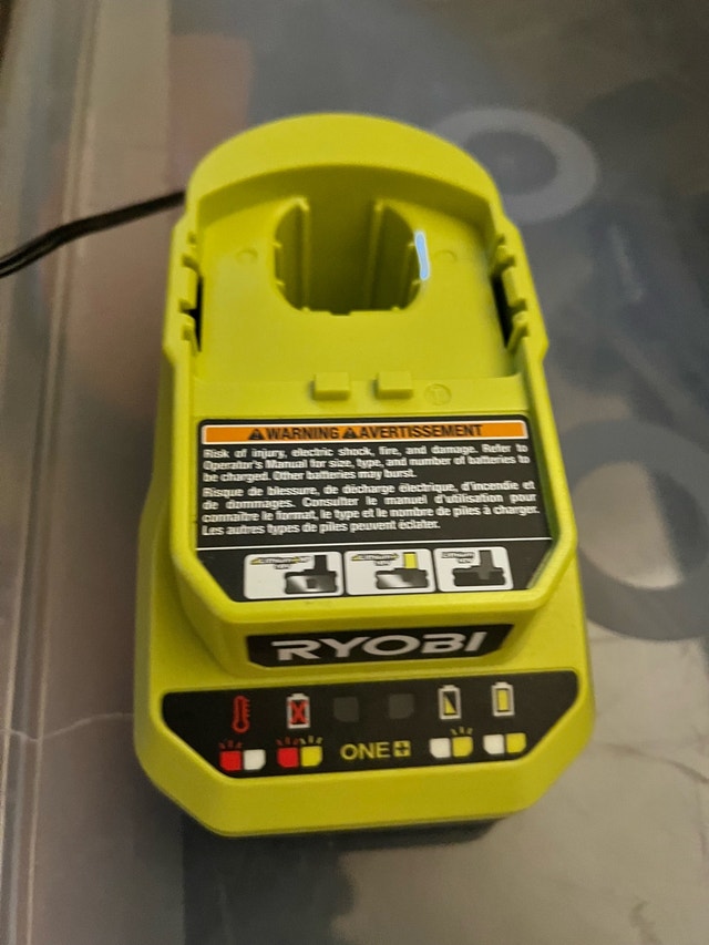 Ryobi 3 gal wet/dry cordless shop vac with battery/charger - photo 4