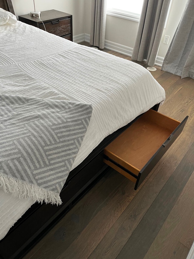 Wood storage bed (queen) and 2 nightstands - photo 2
