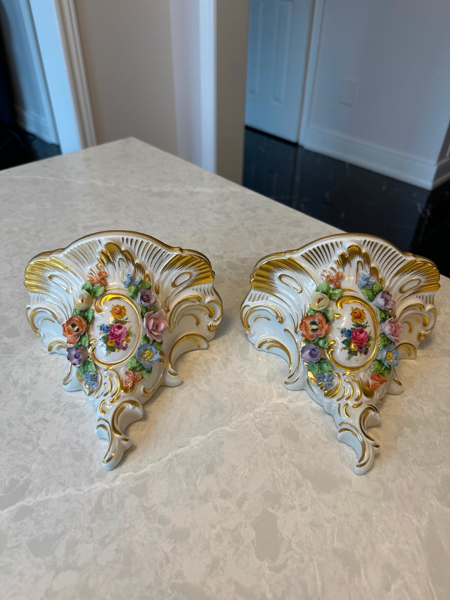 German Dresden-style porcelain wall bracket (console). Set of 2. - photo 3
