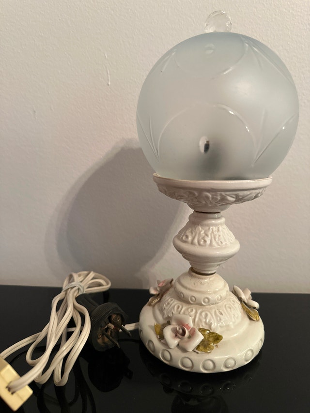 Vintage Italian Capodimonte-style porcelain table lamp