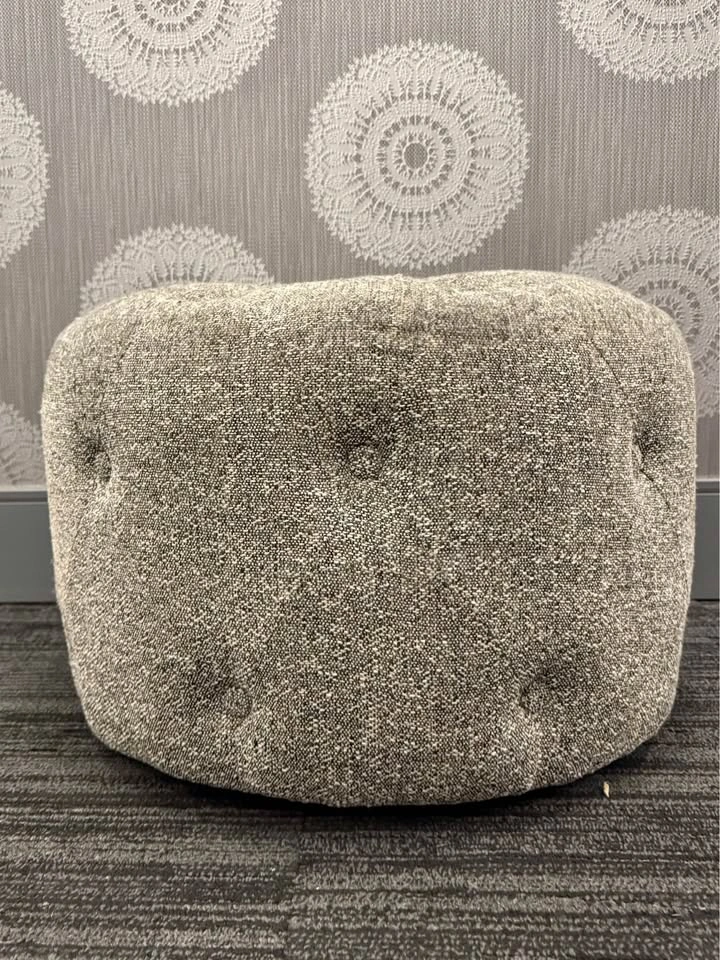 MOVING SALE: Grey Ottoman MUST GO - photo 2