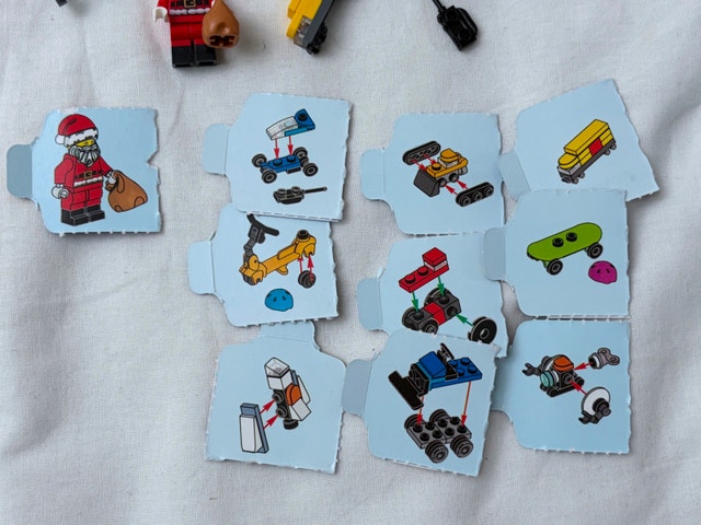 LEGO City Advent 2025 Santa Minifigure Minifig and Toys 60475 - photo 2