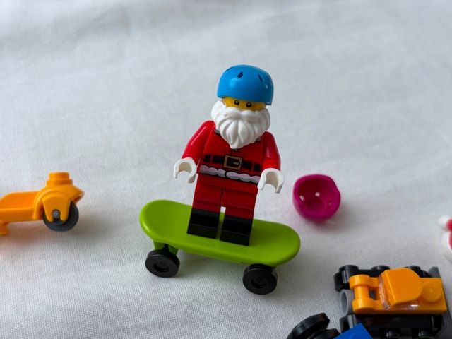 LEGO City Advent 2025 Santa Minifigure Minifig and Toys 60475 - photo 3