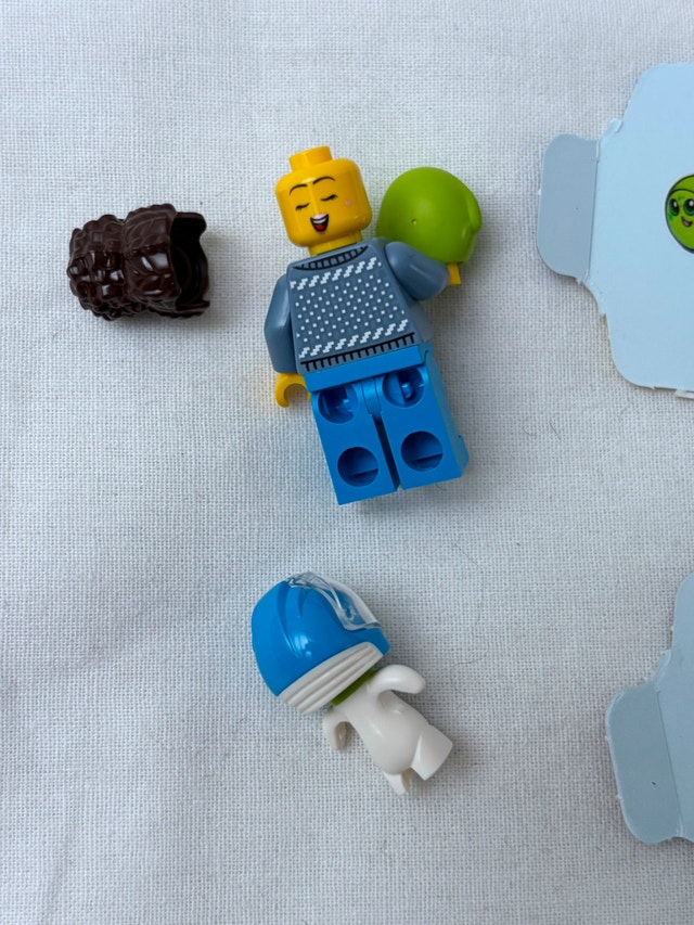 LEGO Woman with Plushy Alien Toy Minifig 2025 Lego City Advent - photo 2