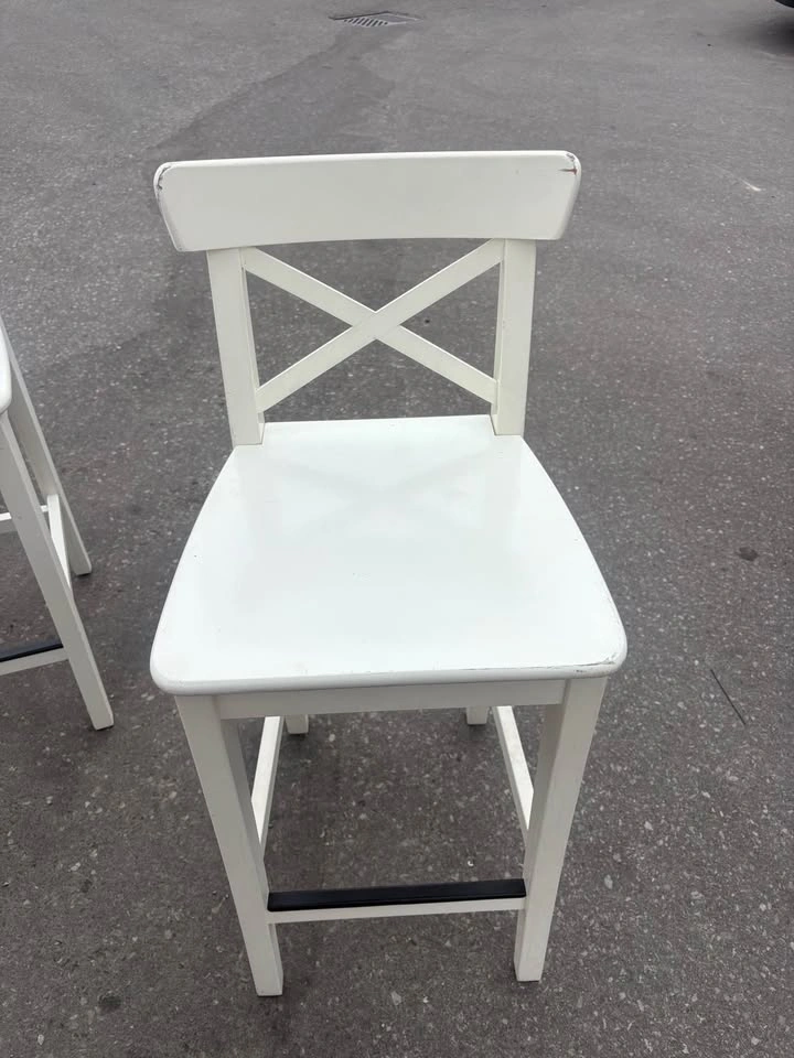 White wooden high chairs - photo 2