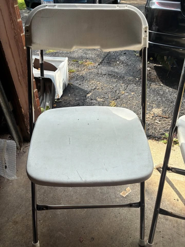White folding chairs - photo 2