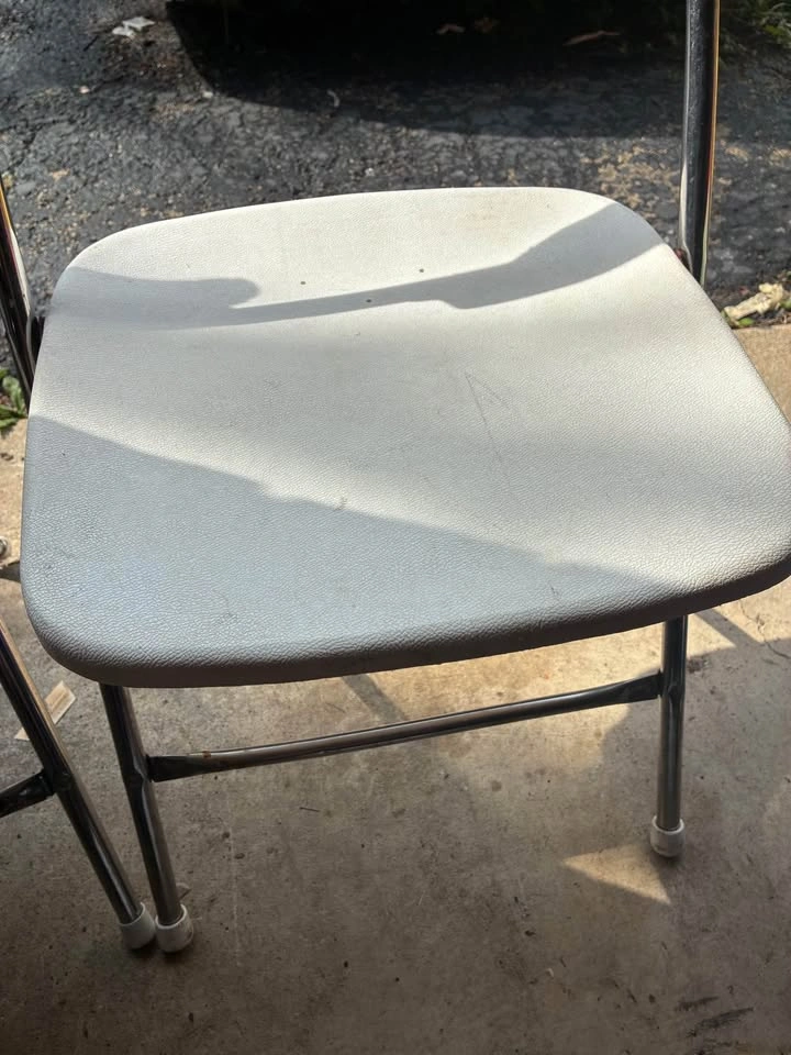 White folding chairs - photo 4