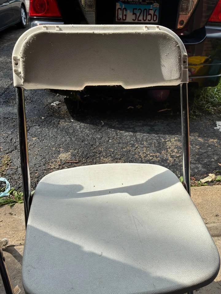 White folding chairs - photo 5
