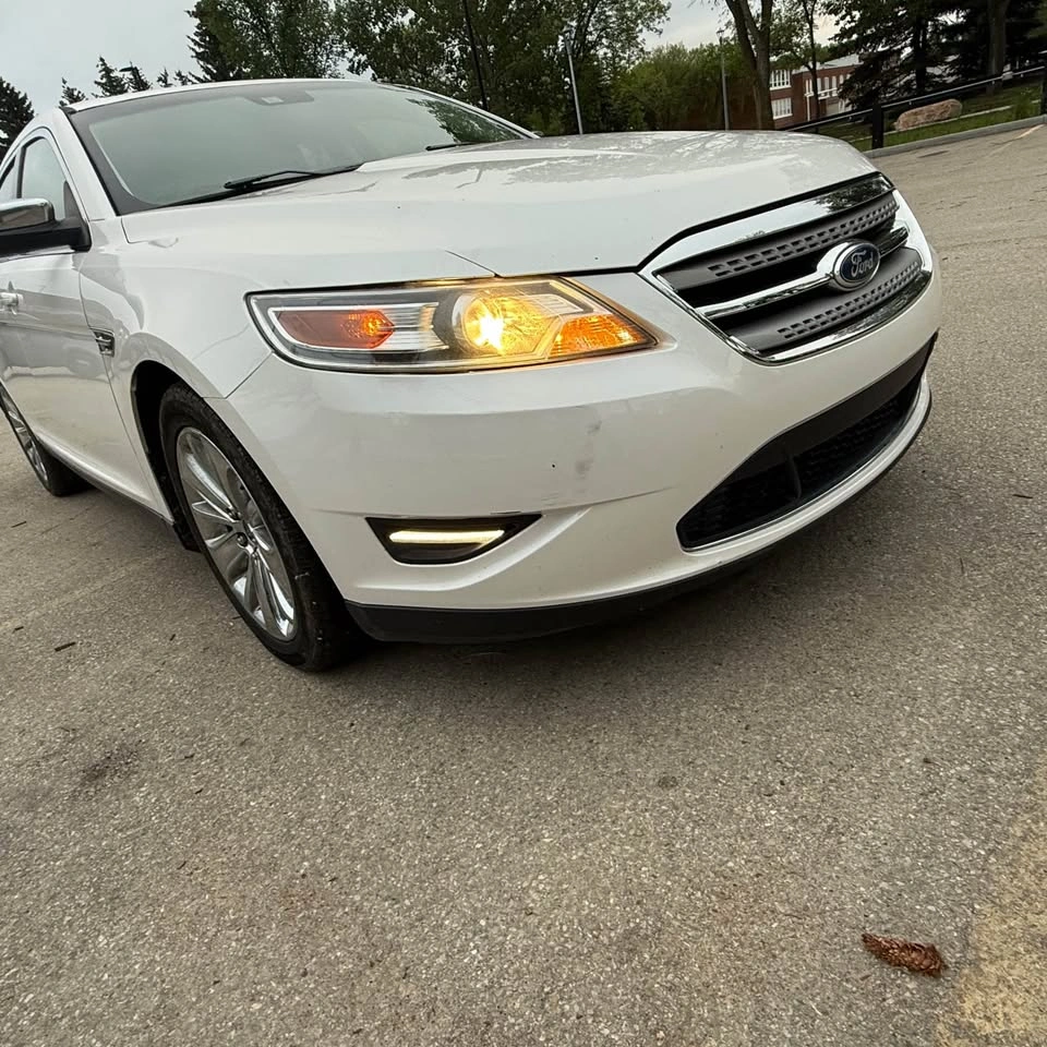2011 Ford Taurus - photo 2