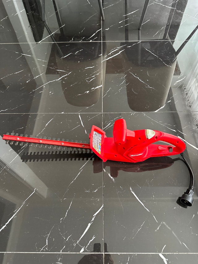 Homelite 17-Inch 2.7-Amp Electric Corded Hedge Trimmer