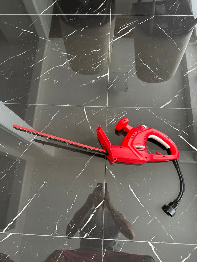 Homelite 17-Inch 2.7-Amp Electric Corded Hedge Trimmer - photo 3