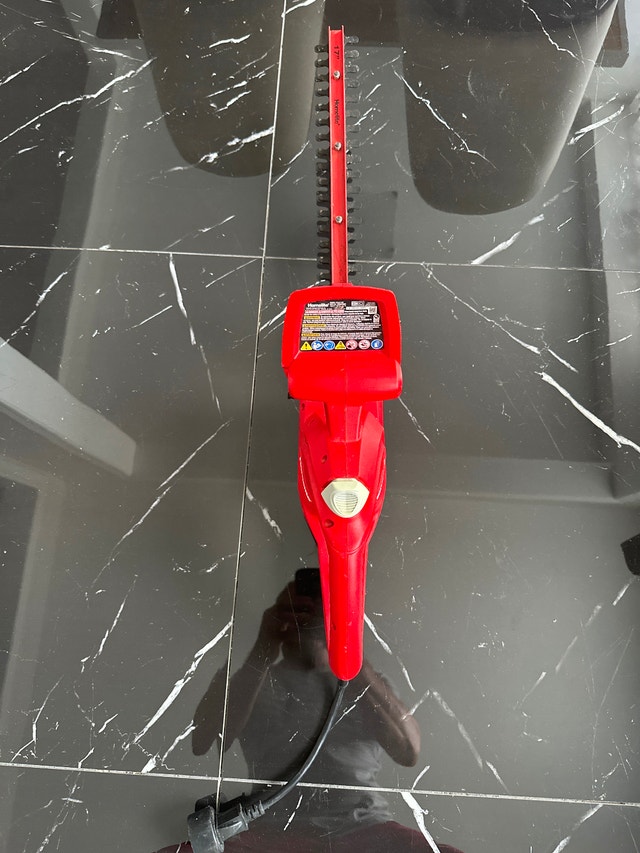 Homelite 17-Inch 2.7-Amp Electric Corded Hedge Trimmer - photo 4