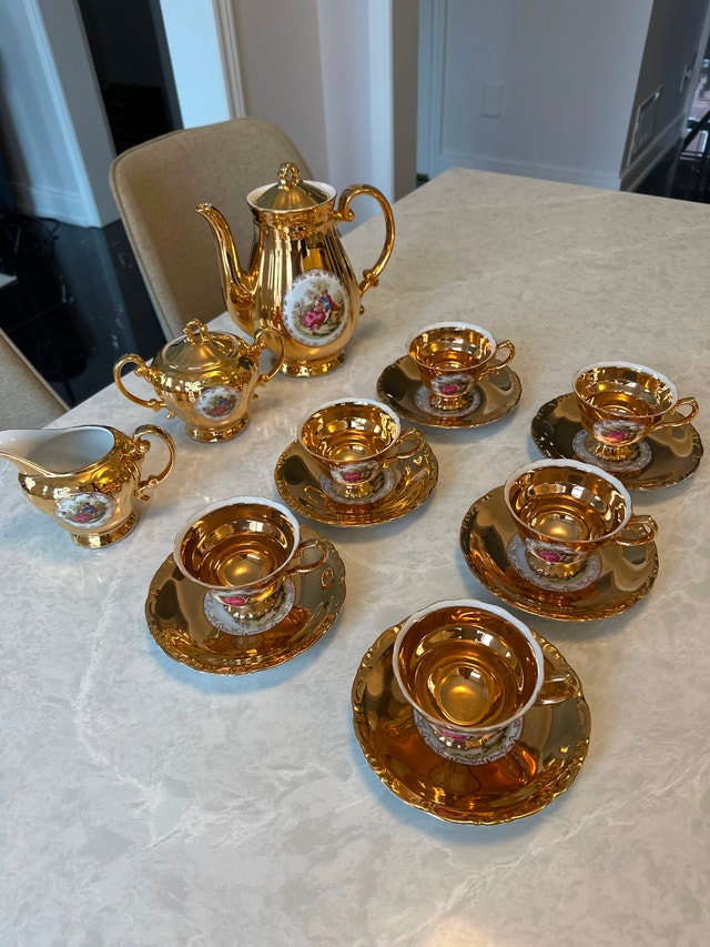 Vintage 15 piece gold-luster porcelain tea/coffee set. Japan.