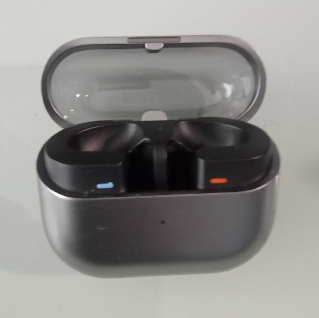 Sony WF-1000XM4 Charging Case