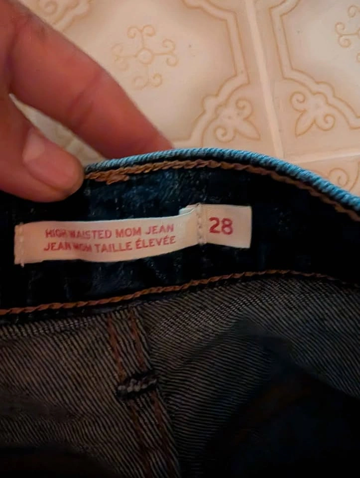 Levi's High Waisted Mom Jean Size 28 - photo 2