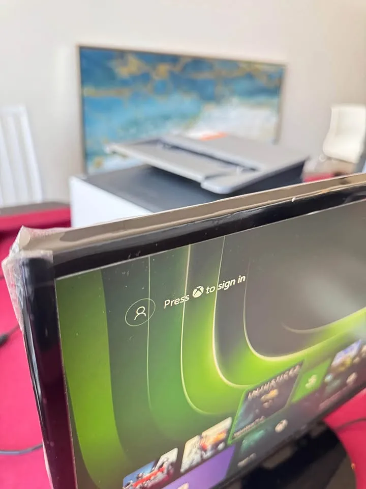 Samsung 24-inch SF350 Screen LED (retail $200) mint image indicator(3)