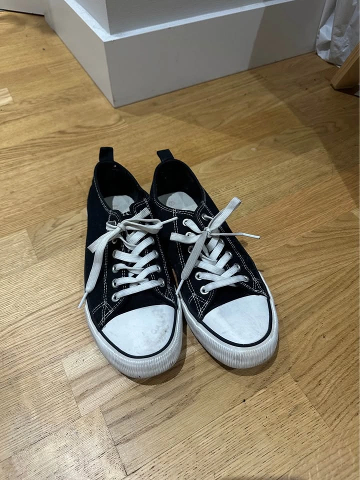 Size 6 Converse and Size 7 Ardene - Set of 2 - photo 5