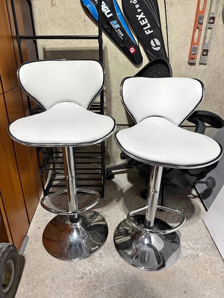 2 bar stools