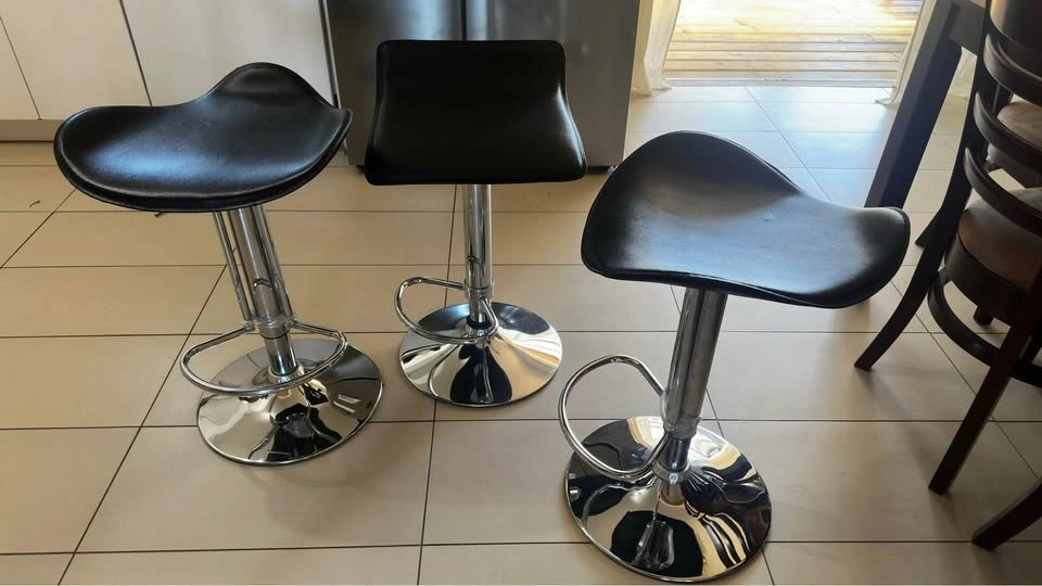 Bar stools - Set of 3 for $50 - photo 3