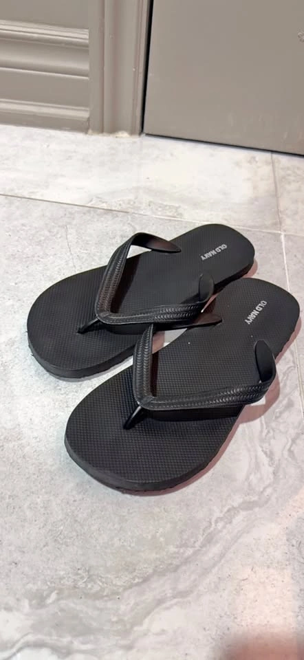 Old Navy Black Flip-Flops