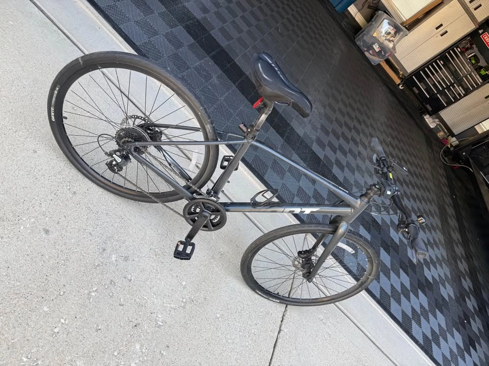 Two Fitness Hybrid Bikes: Giant Escape 2 & Liv Alight 2 Disc - photo 3