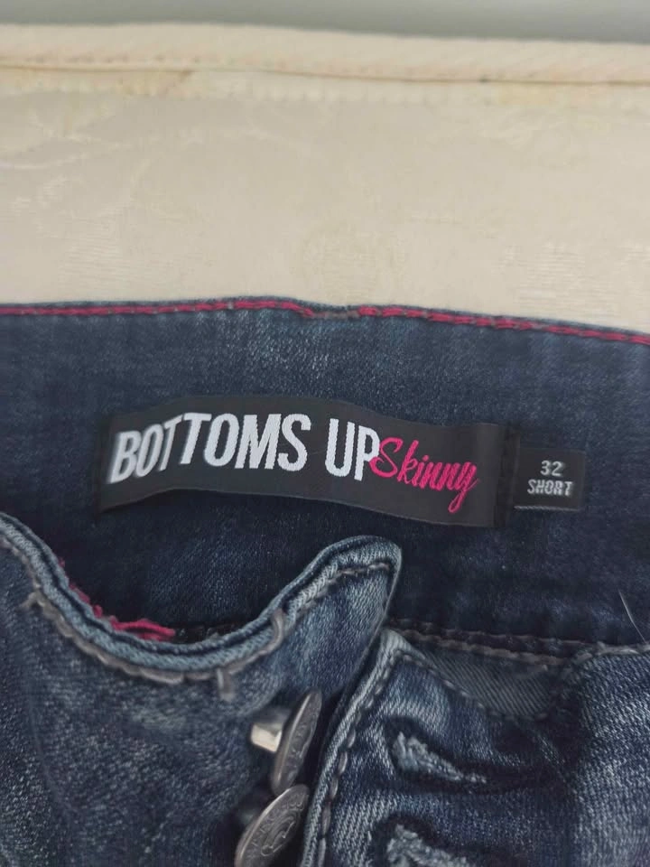 Size 32 Womens Bottums Up Skinny Jeans - photo 2