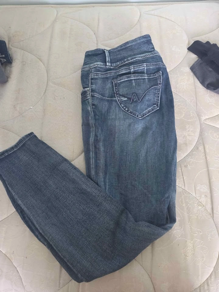 Size 32 Womens Bottums Up Skinny Jeans - photo 3