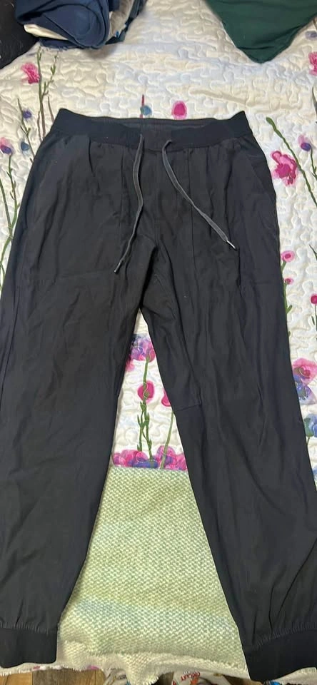 Men’s lulu joggers