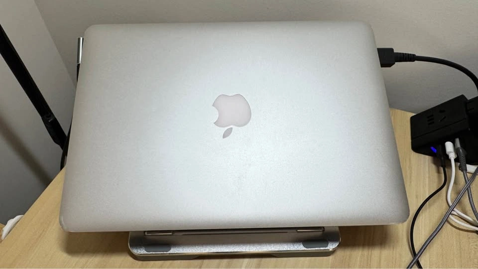 Apple MacBook Pro 13" (No Working Screen) - 8GB RAM, 2015 - photo 2