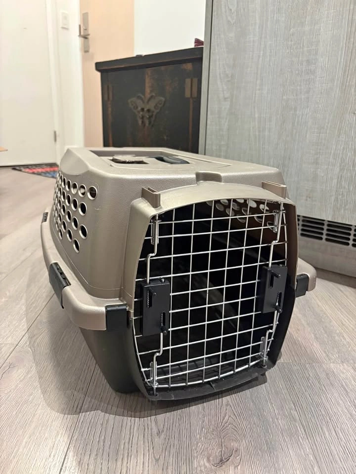 Large Hard-Shell Pet Carrier/Dog Kennel