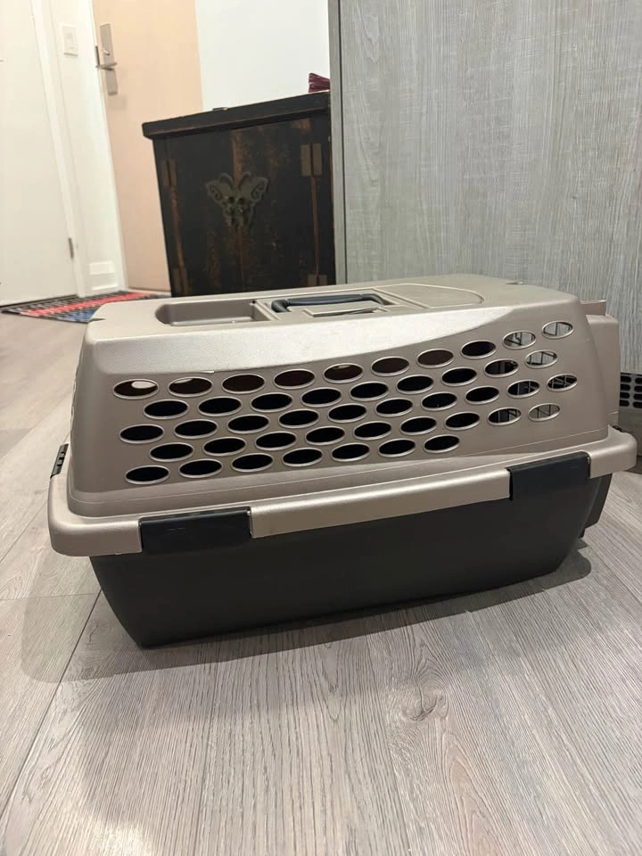 Large Hard-Shell Pet Carrier/Dog Kennel - photo 2